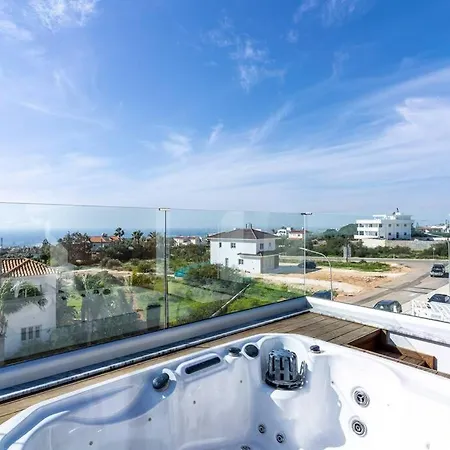 Апартаменты New With Pool, Rooftop Jacuzzi And Sea View Айя-Напа